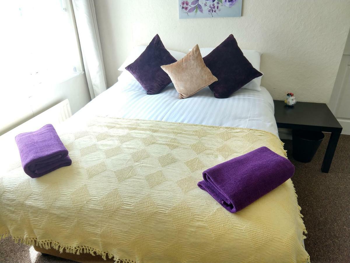Rowe Gardens - Self Catering - Guesthouse Style - Comfortable Twin Or Double Rooms - Quiet Residential Area Workington Exterior foto